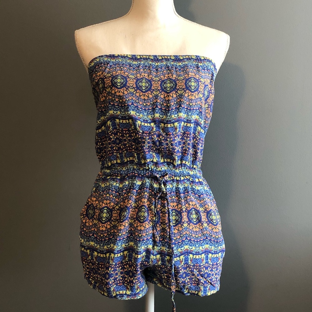 Patterned Strapless Romper With Pockets - image 1